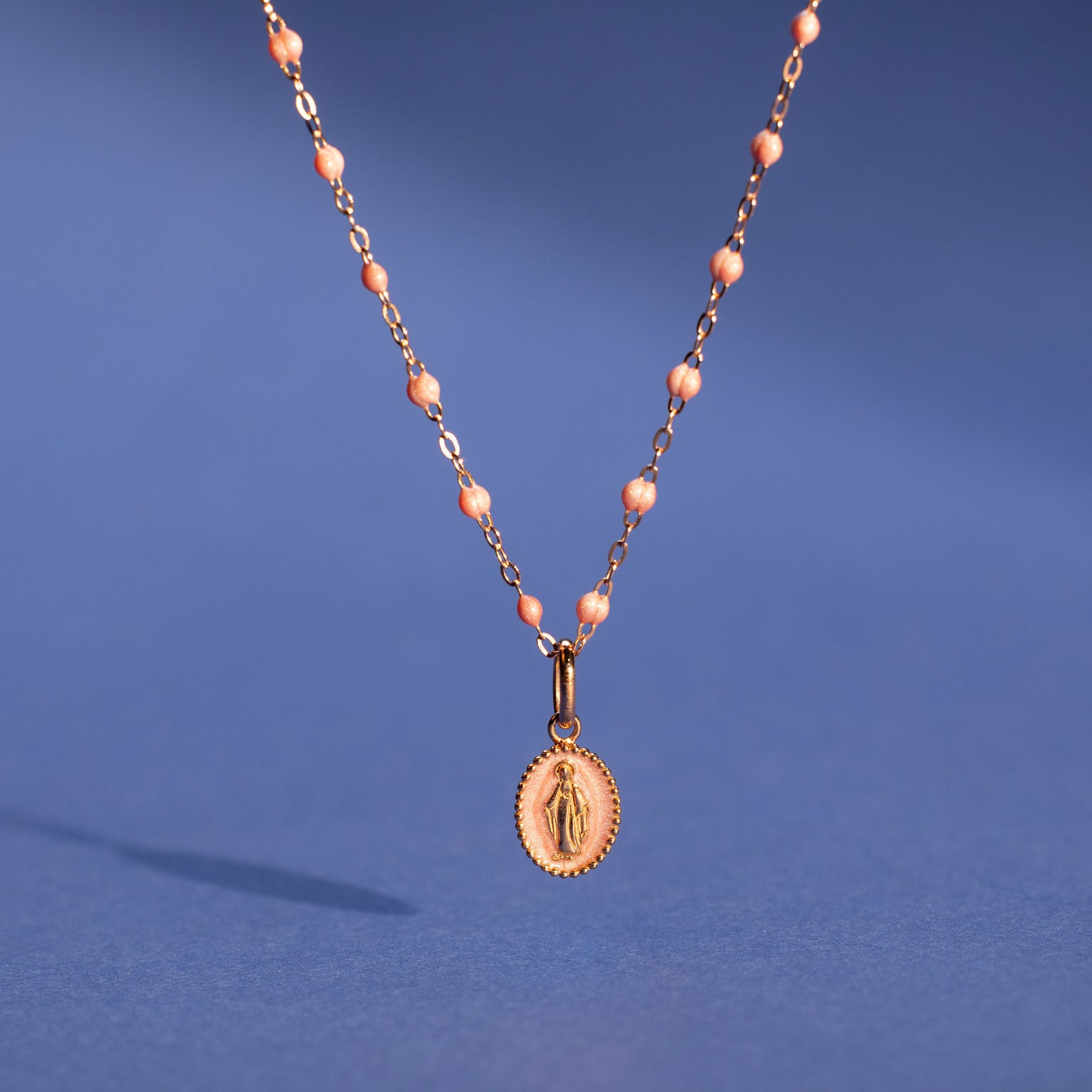 Gigi Clozeau - Pendentif Madone résine blush, or rose