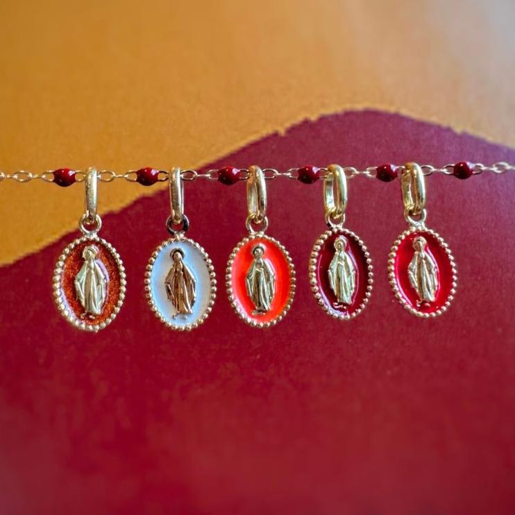 Gigi Clozeau - Pendentif Madone résine bleu layette, or rose