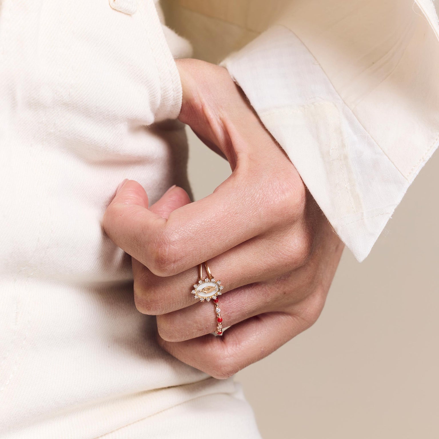 Photo de la main d'une femme portant des bagues Gigi clozeau 