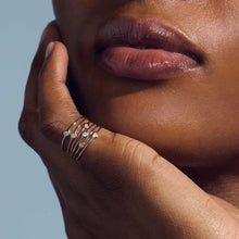 Photo de la main d’une femme portant plusieurs bagues Dot Gigi Clozeau.