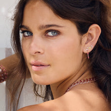 Photo du visage d’une femme portant différentes boucles d’oreilles Gigi Clozeau