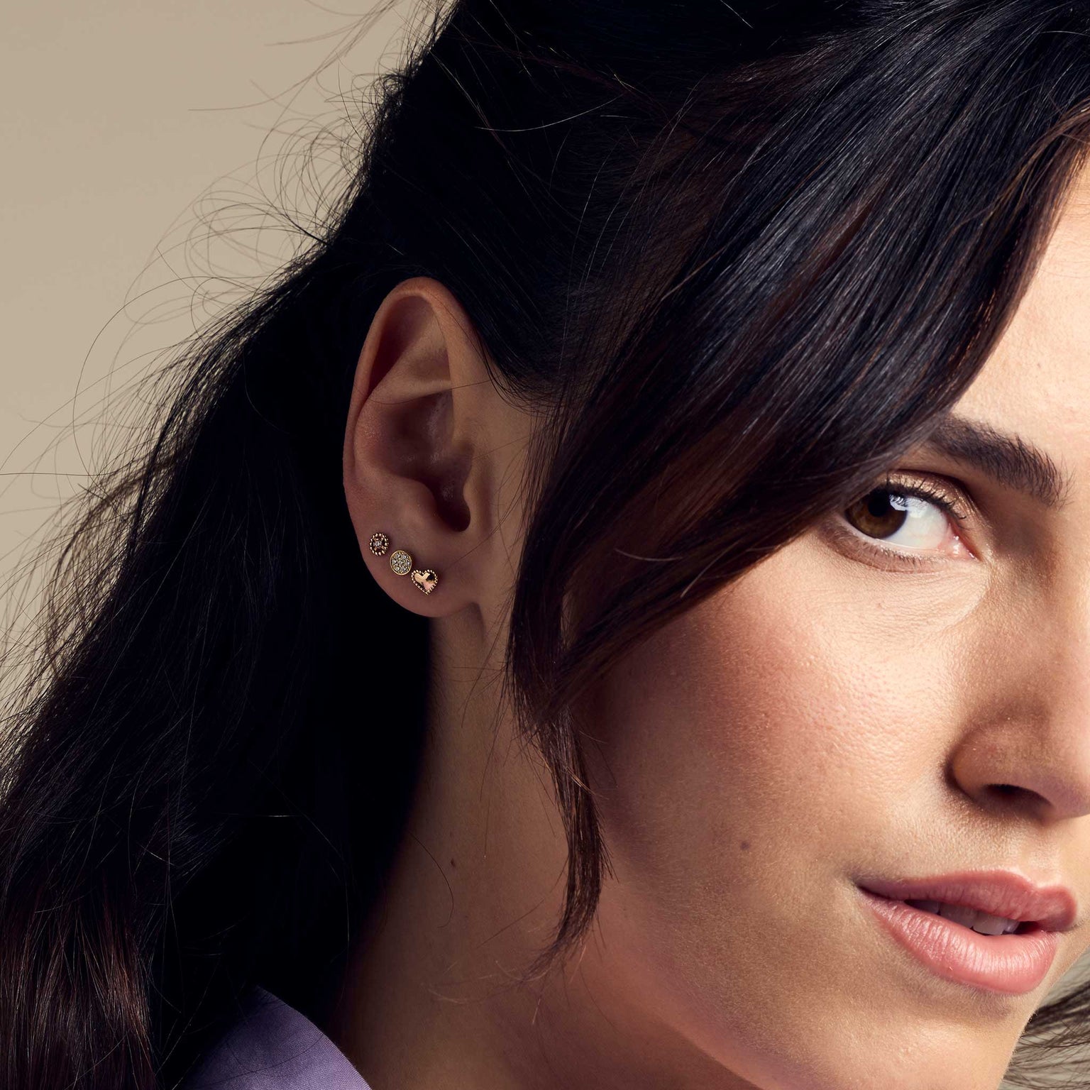 Moitié du visage d'une femme portant des boucles d'oreilles Gigi Clozeau 