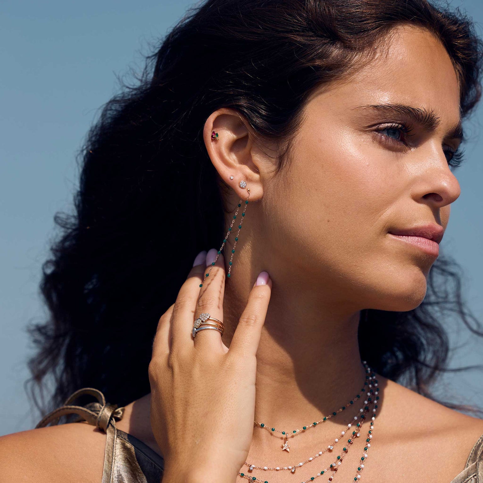 Photo du visage d’une femme portant des boucles d’oreilles Gigi Clozeau.