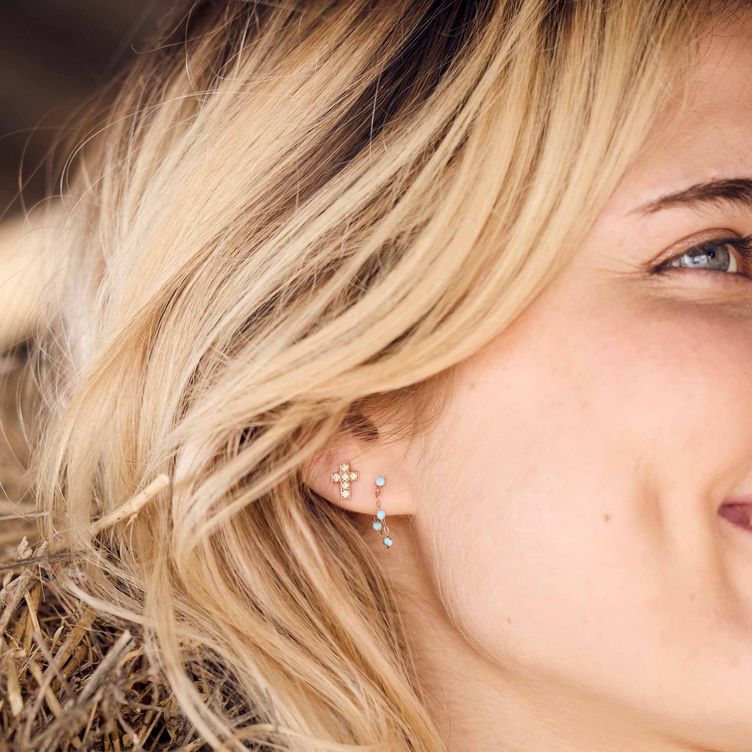 Photo du visage d'une femme portant des boucles d'oreilles Gigi Clozeau. 