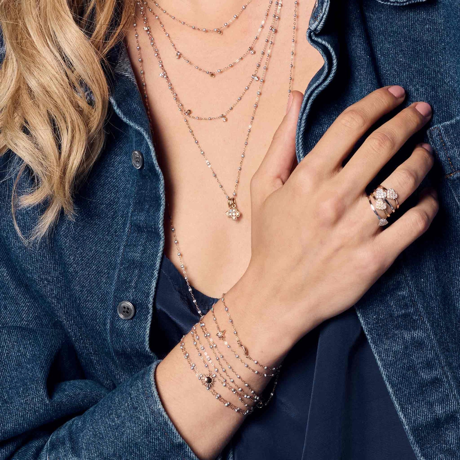photo du poignet d'une femme qui porte des bracelets gigi clozeau couleur argent 