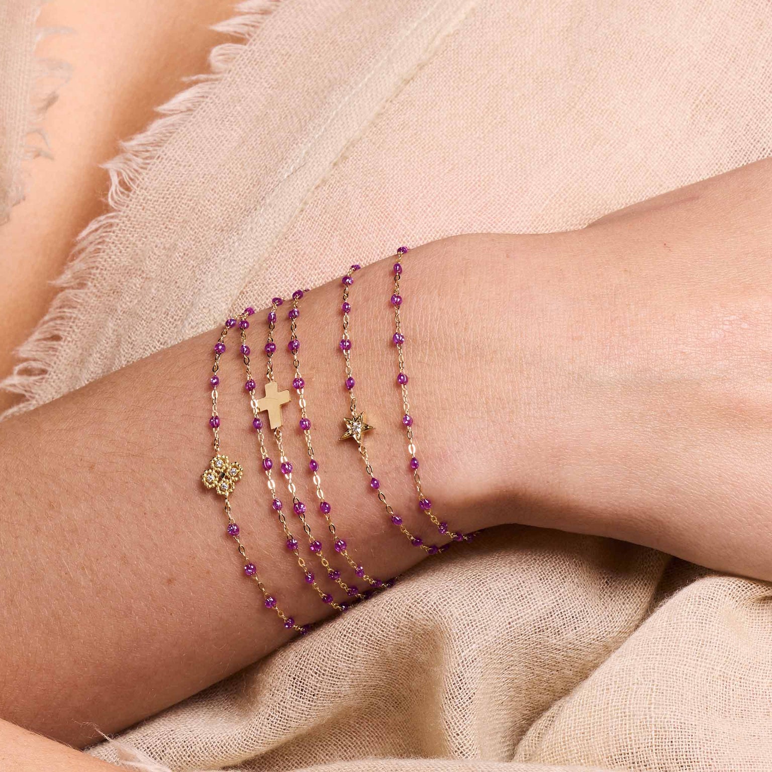 Photo du poignet d'une femme portant des bracelets Gigi Clozeau de couleur galaxy. 