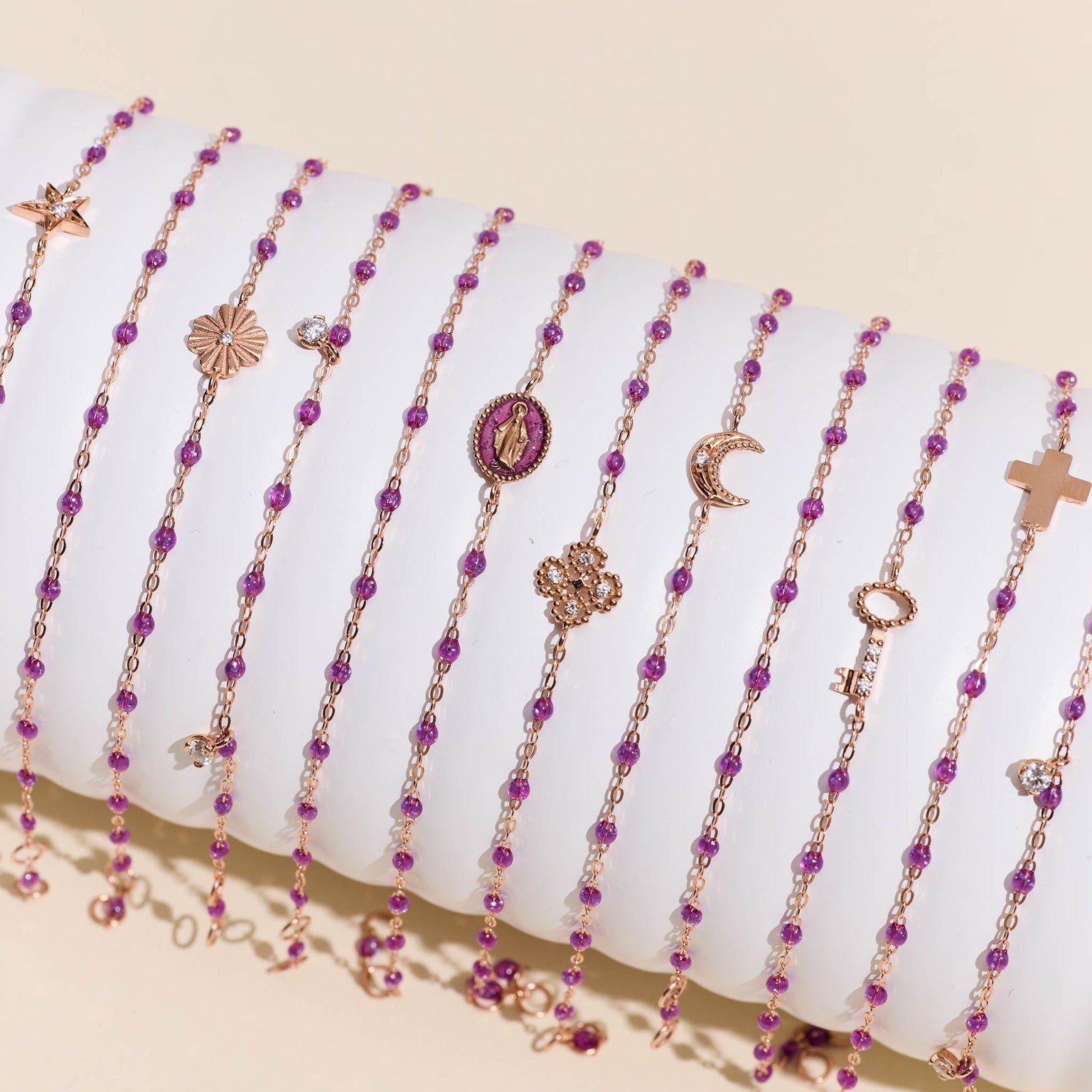 Photo d'un oursin avec des bracelets Gigi Clozeau de couleur galaxy. 