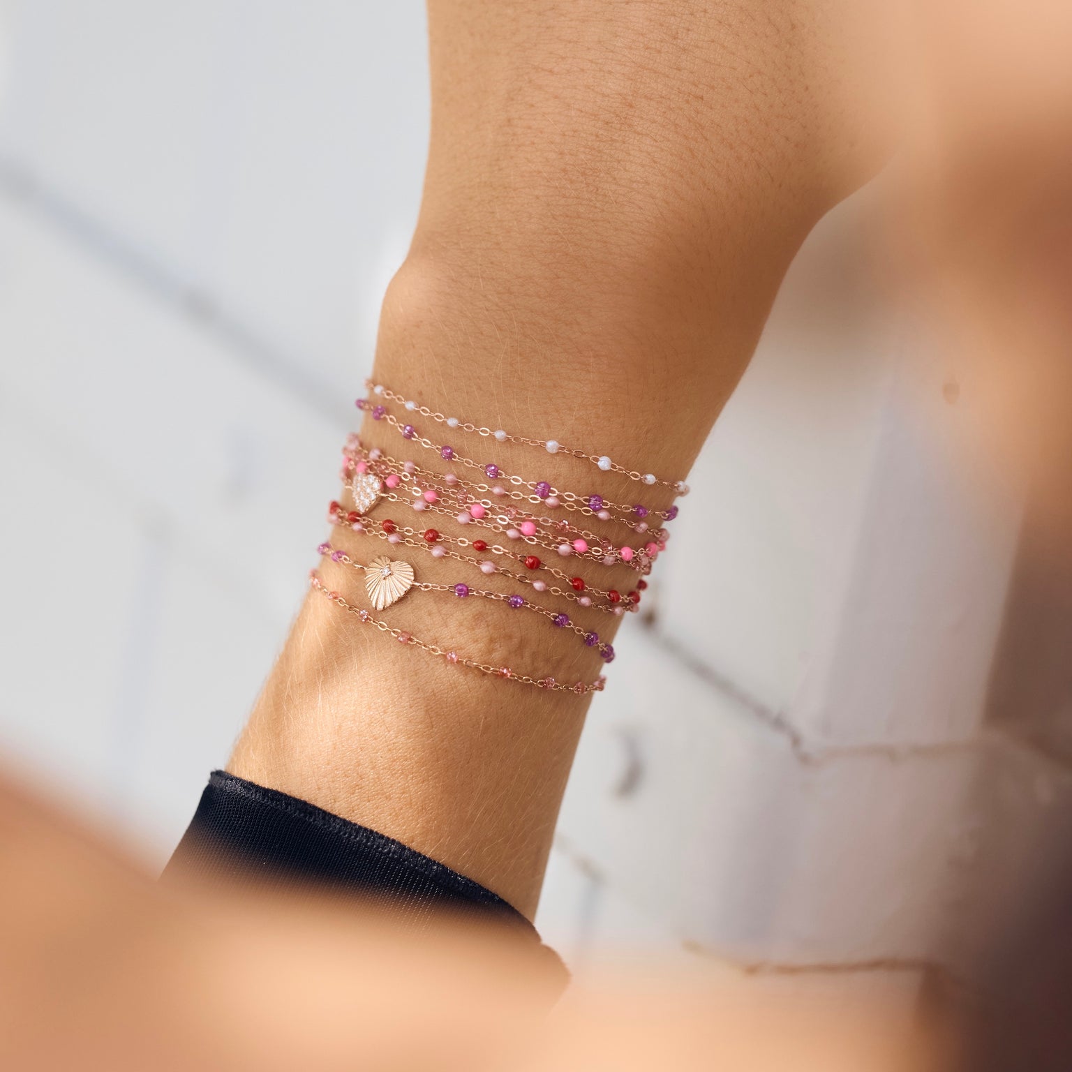 Photo du poignet d’une femme portant des bracelets Gigi Clozeau.