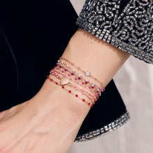 Photo du poignet d’une femme portant des bracelets Gigi Clozeau.