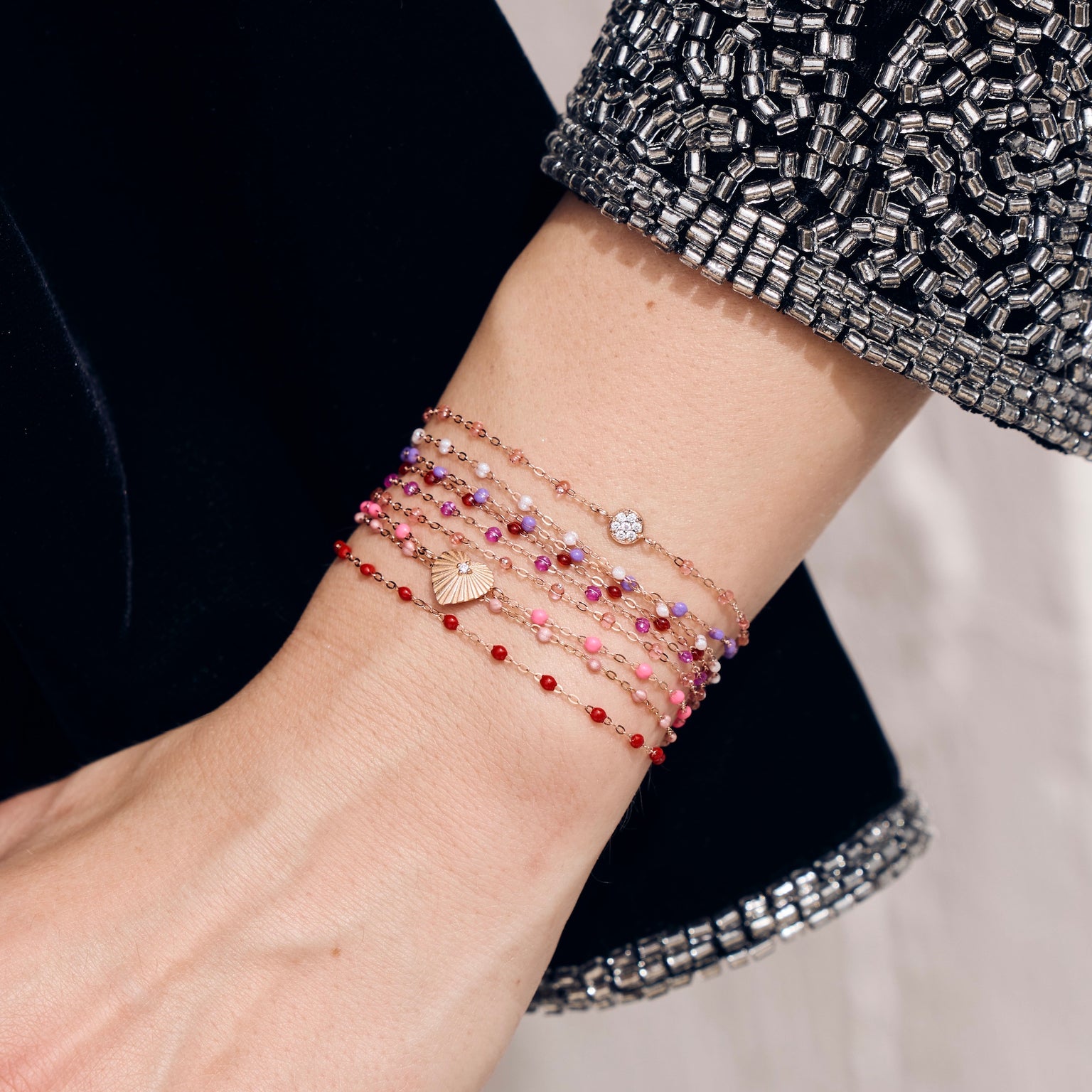 Photo du poignet d’une femme portant des bracelets Gigi Clozeau.