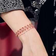 Photo du poignet d’une femme portant des bracelets Gigi Clozeau.