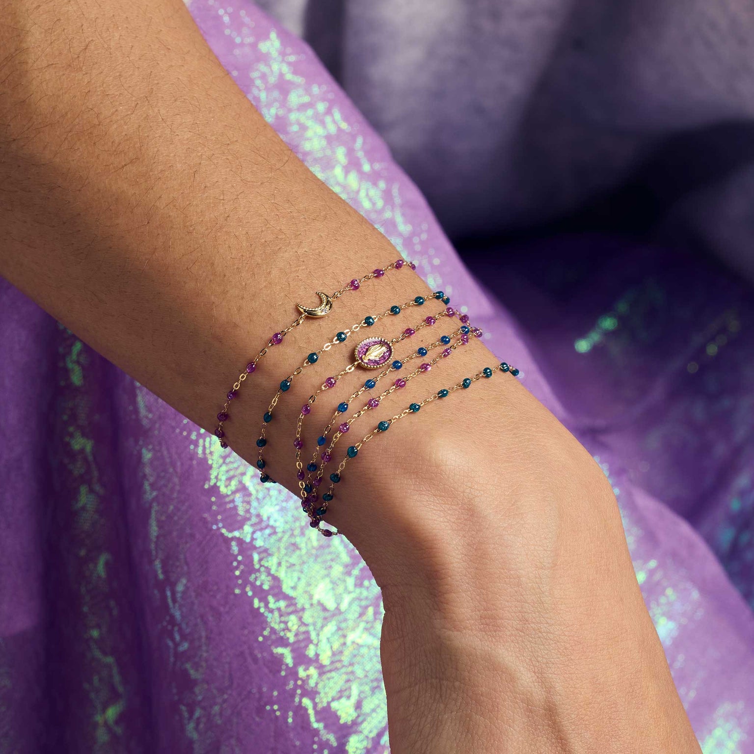Poignet d'une femme portant des bracelets Gigi Clozeau 