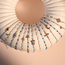 Photo de nature morte de bracelets Gigi Clozeau disposés sur un oursin.