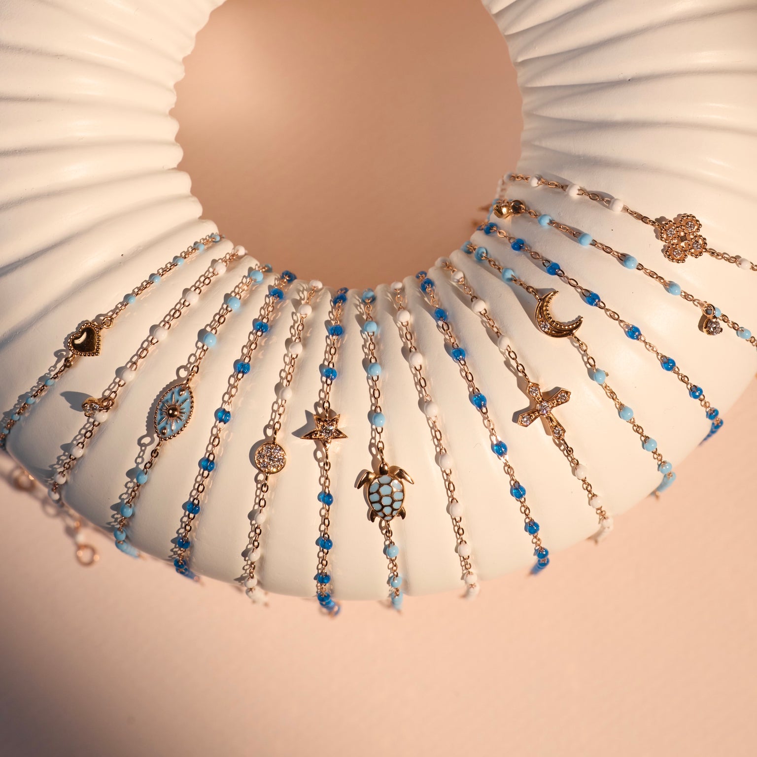 Photo de nature morte de bracelets Gigi Clozeau disposés sur un oursin.