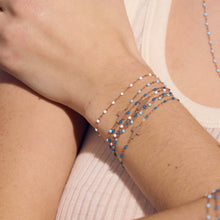 Photo du poignet d’une femme portant différents bracelets Gigi Clozeau.