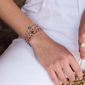 Poignet d'une femme portant des bracelets Gigi Clozeau.