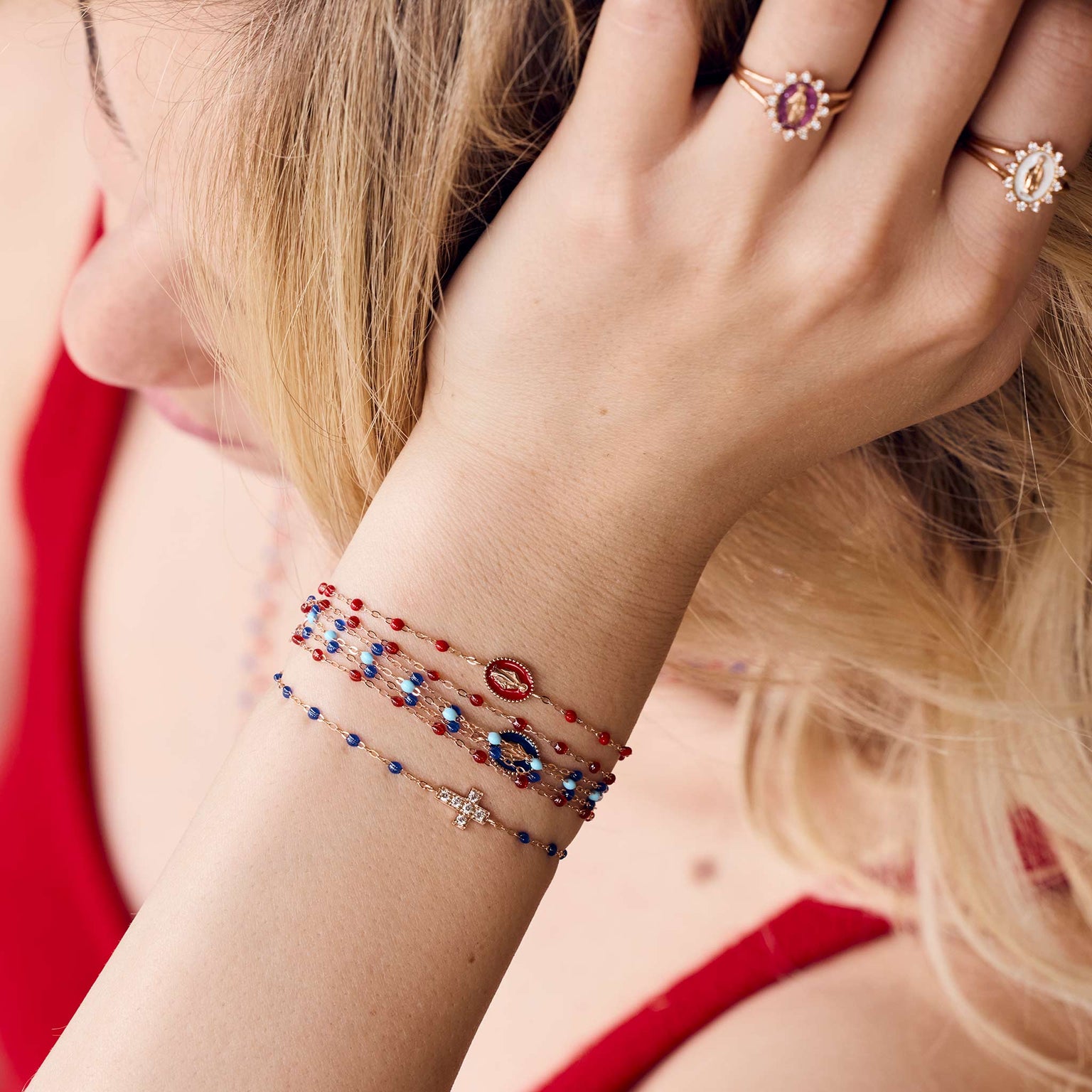Photo du poignet d'une femme portant des bracelets Gigi Clozeau.