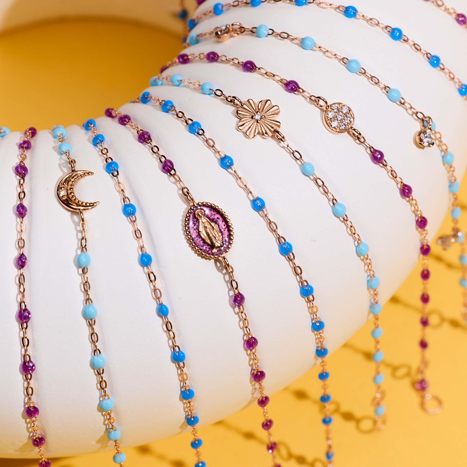 Photo de différents bracelets Gigi Clozeau posés sur un oursin.