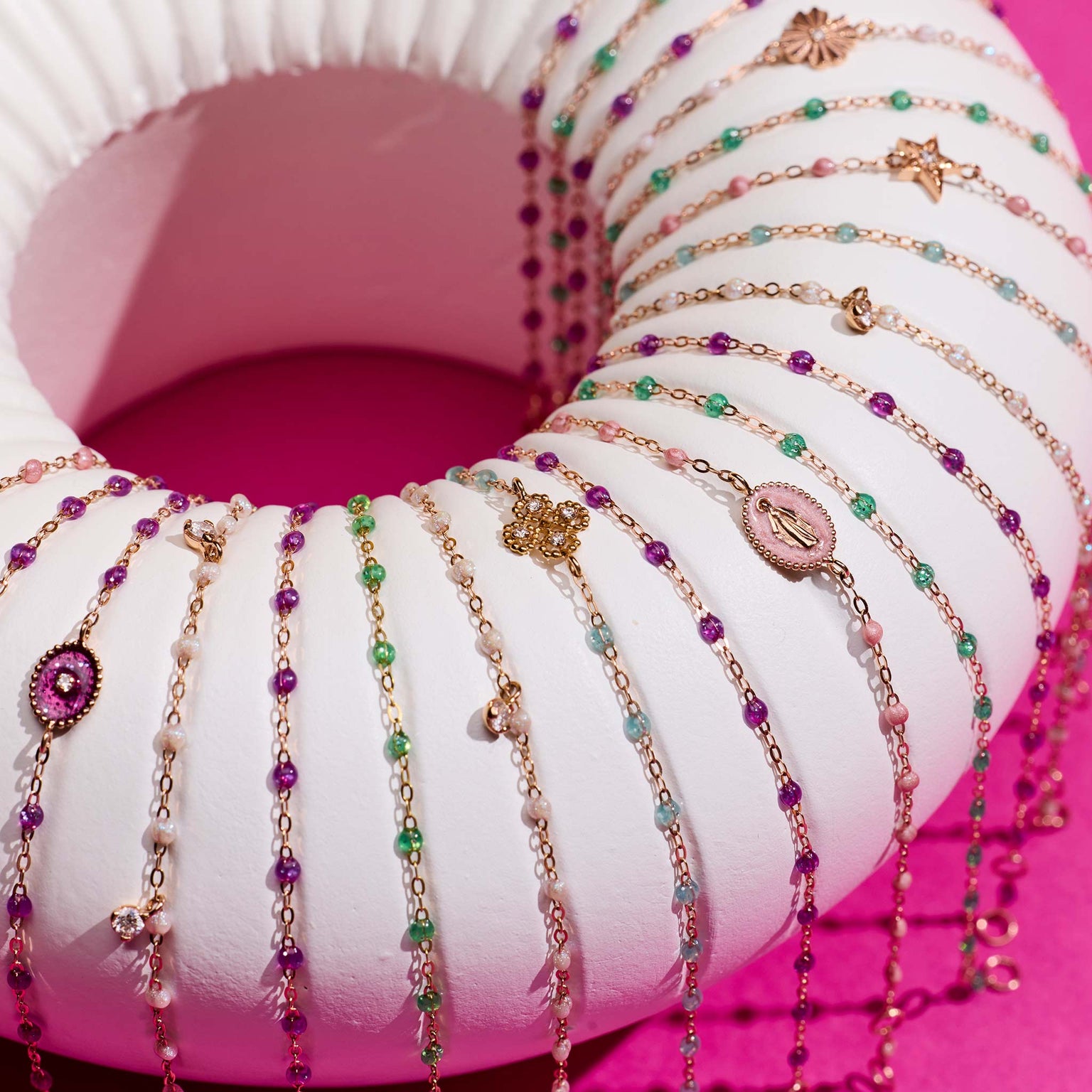 Photo de différent bracelets Gigi Clozeau sur un oursin 