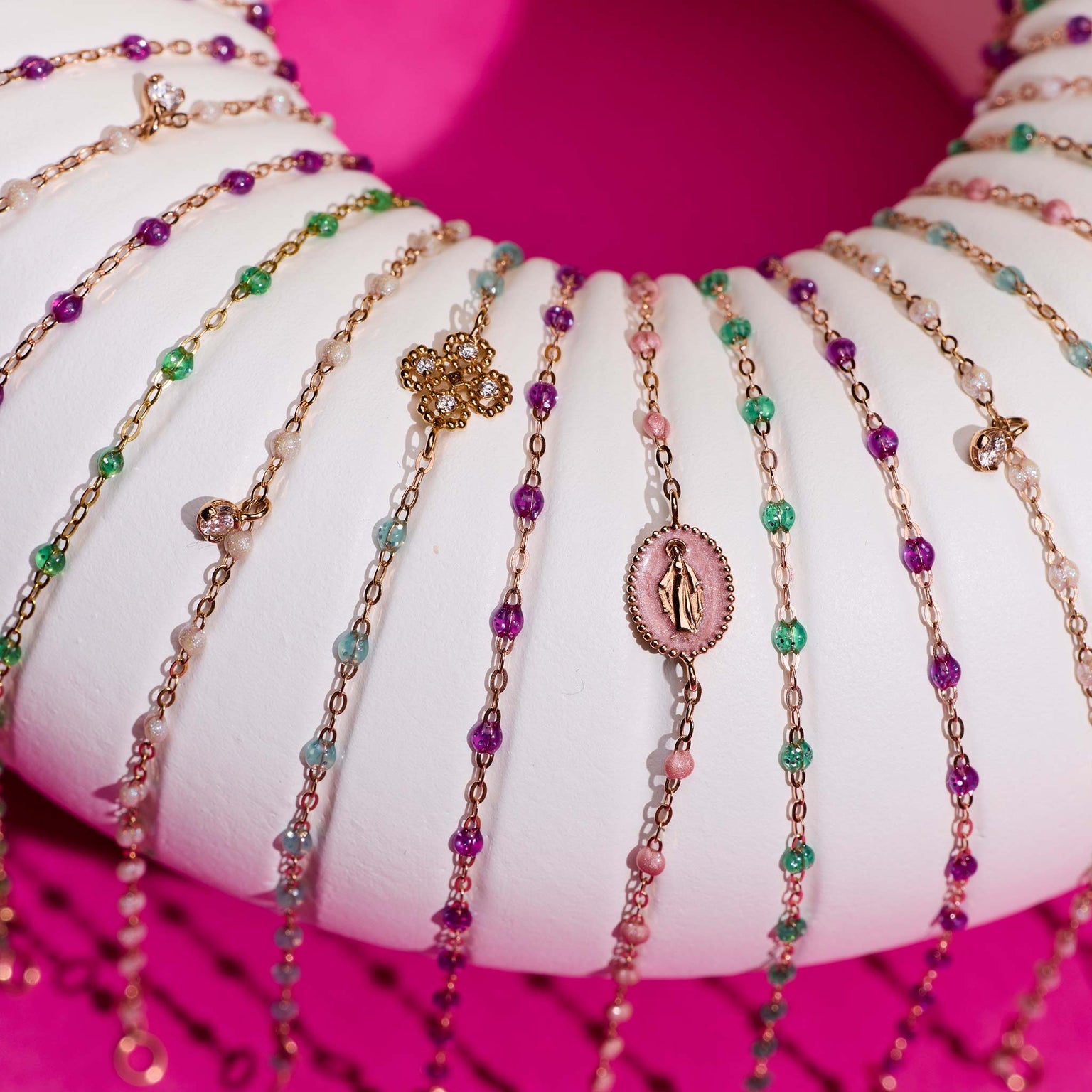 Photo de différent bracelets Gigi Clozeau sur un oursin 