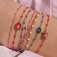 Photo du poignet d’une femme portant des bracelets colorés Gigi Clozeau.