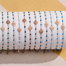 Photo de bracelet Trèfle Lumière Gigi Clozeau de différentes couleurs sur un oli 