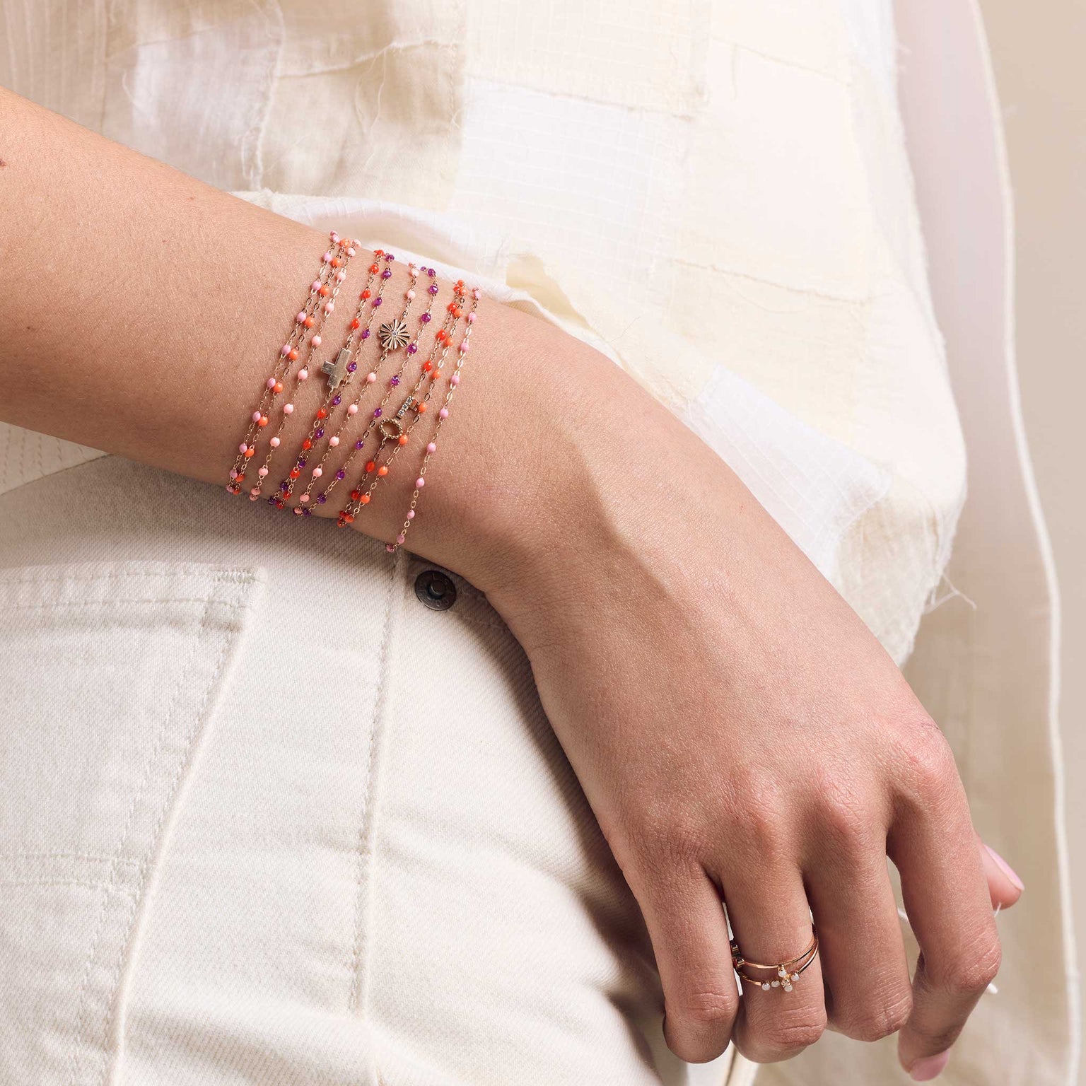 Photo d'une femme portant des bracelets Gigi clozeau autour du poignet. 
