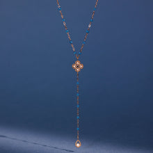 Photo de nature morte d'un collier Lucky Trèfle de la nouvelle couleur azur Gigi Clozeau. 