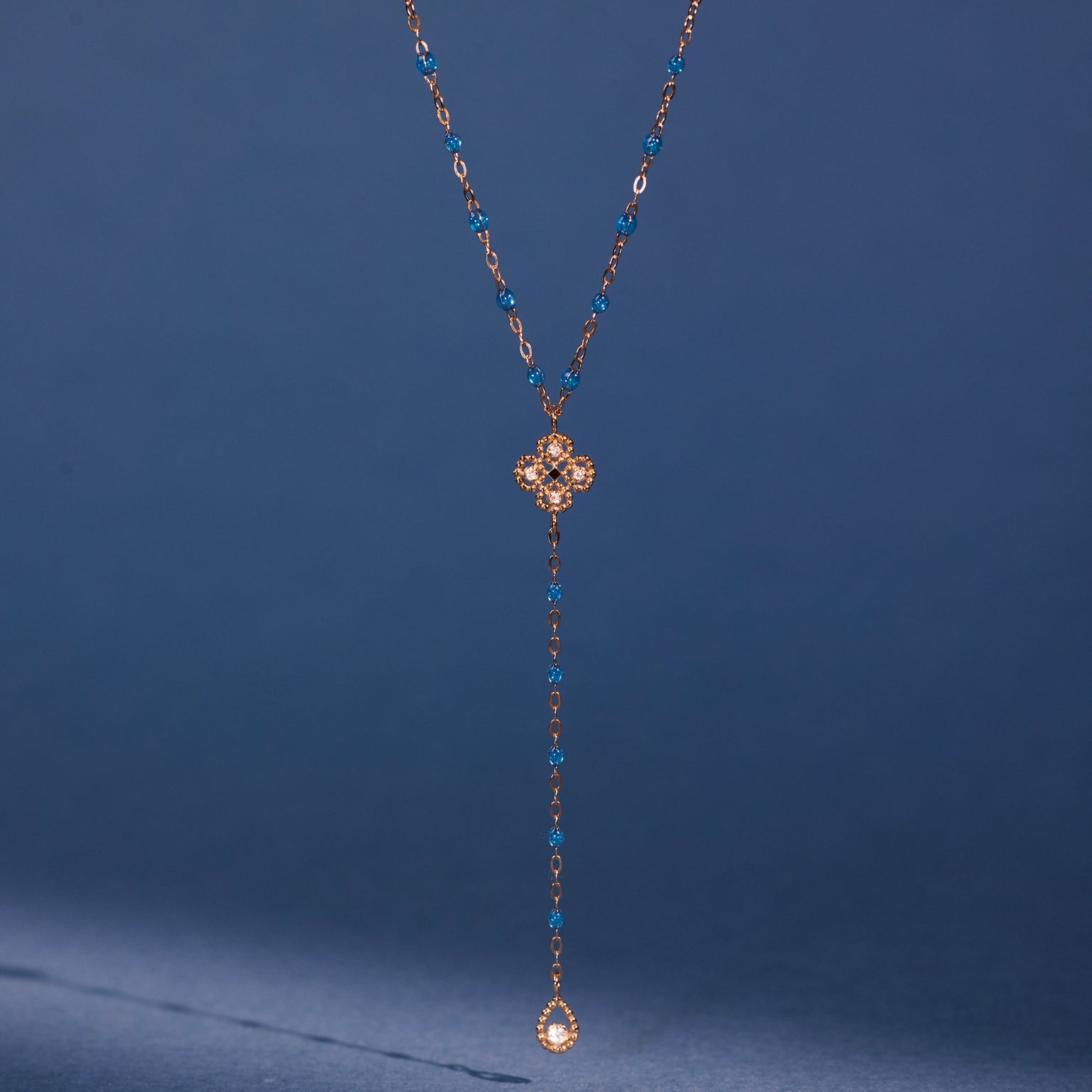 Photo de nature morte d'un collier Lucky Trèfle de la nouvelle couleur azur Gigi Clozeau. 