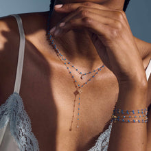 Photo du décolleté d’une femme portant deux colliers Gigi Clozeau de la nouvelle couleur azur.