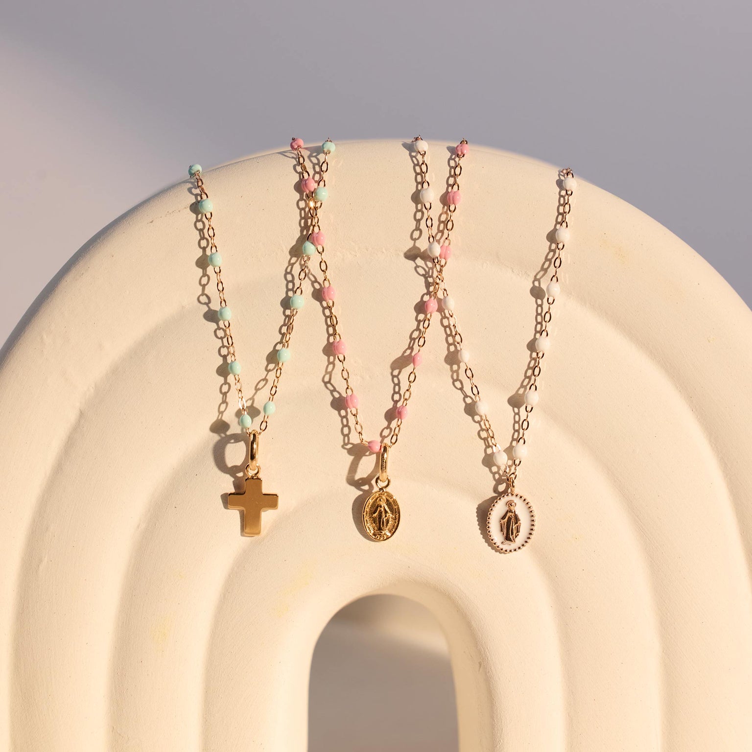 Photo de nature morte de colliers et pendentifs de la collection Little Gigi -Enfant Gigi Clozeau. 