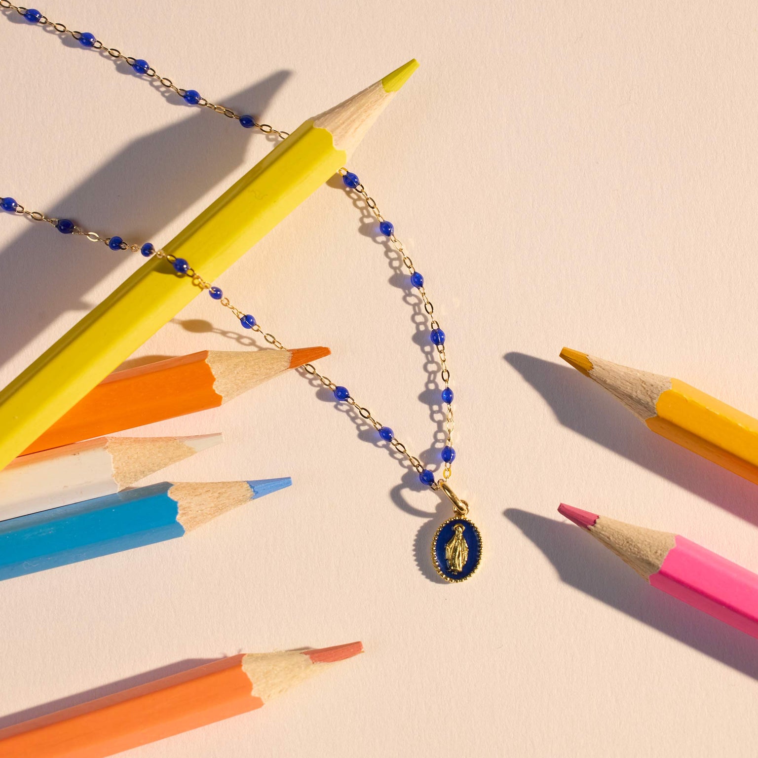 Photo de nature morte d'un collier et un pendentif de la collection Little Gigi -Enfant Gigi Clozeau. 