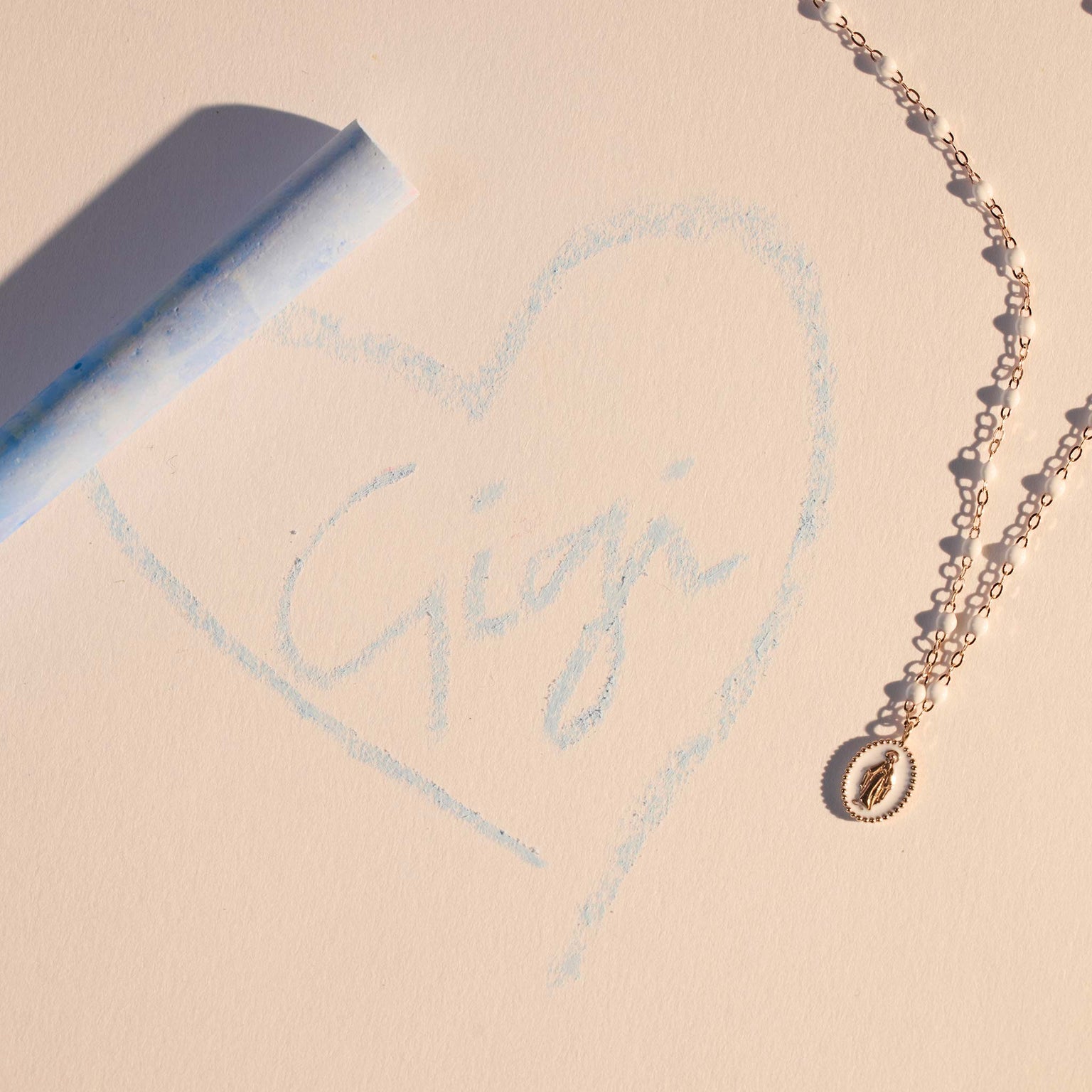 Photo de nature morte d'un collier et un pendentif de la collection Little Gigi -Enfant Gigi Clozeau. 