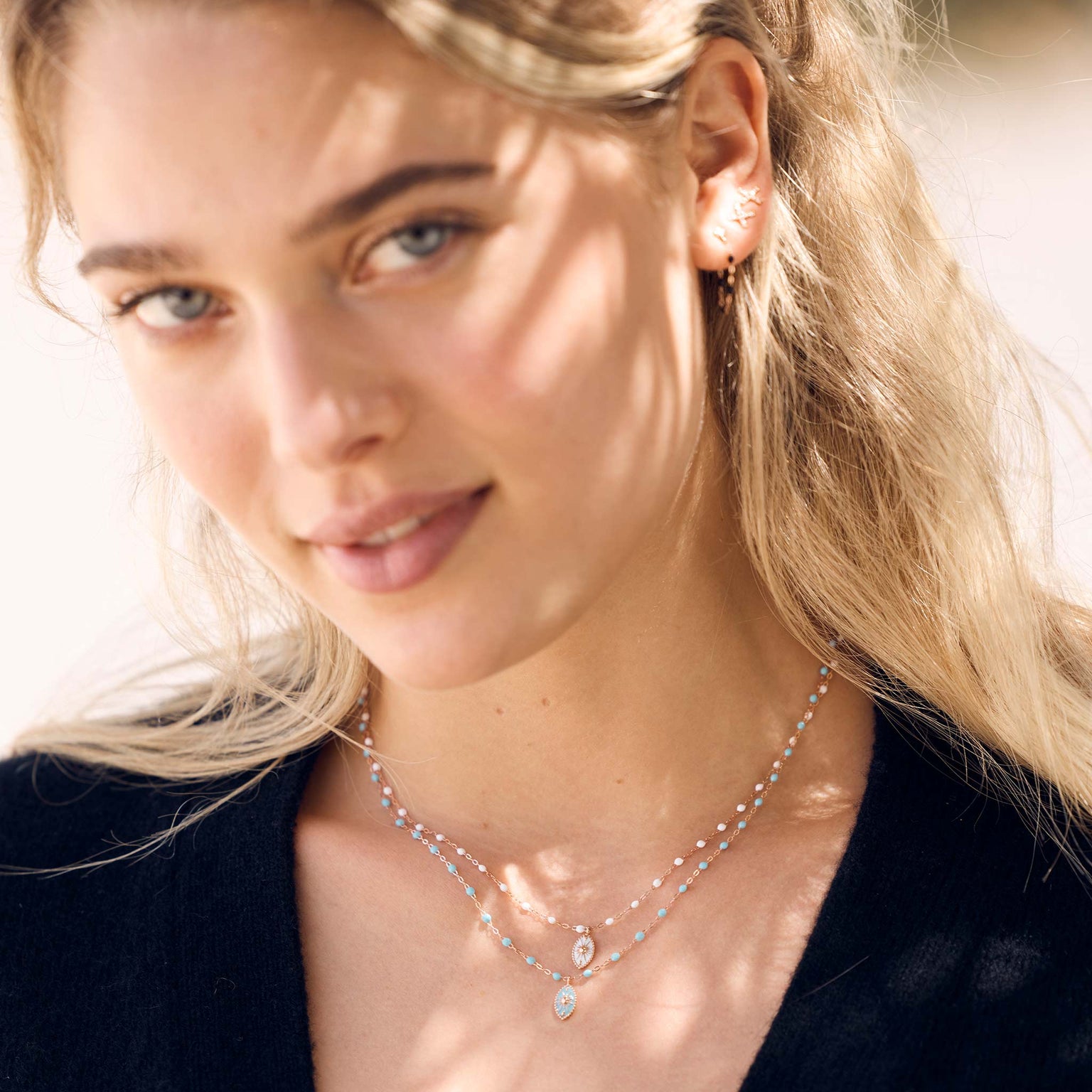 Photo d’une femme portant autour du cou des colliers Gigi Clozeau de la collection Karma.