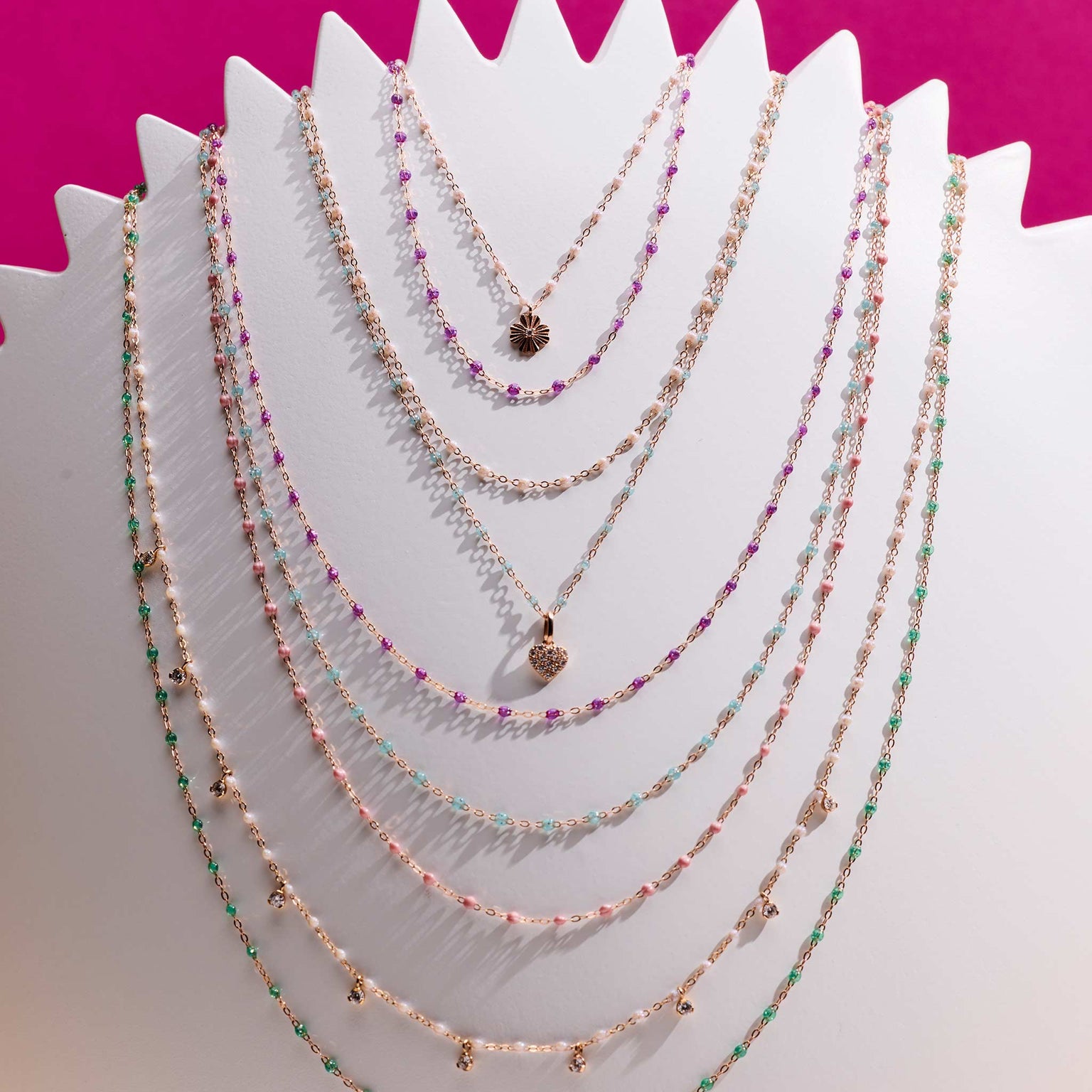 Photo de différent colliers Gigi Clozeau sur un présentoir Soleil 