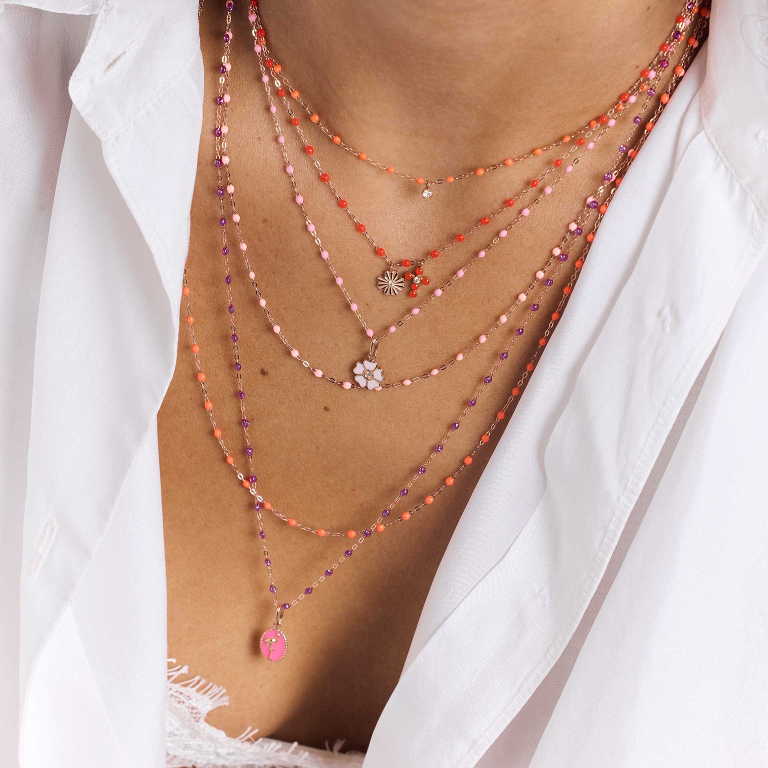Photo du cou d'une femme portant des colliers et des pendentifs Gigi Clozeau 