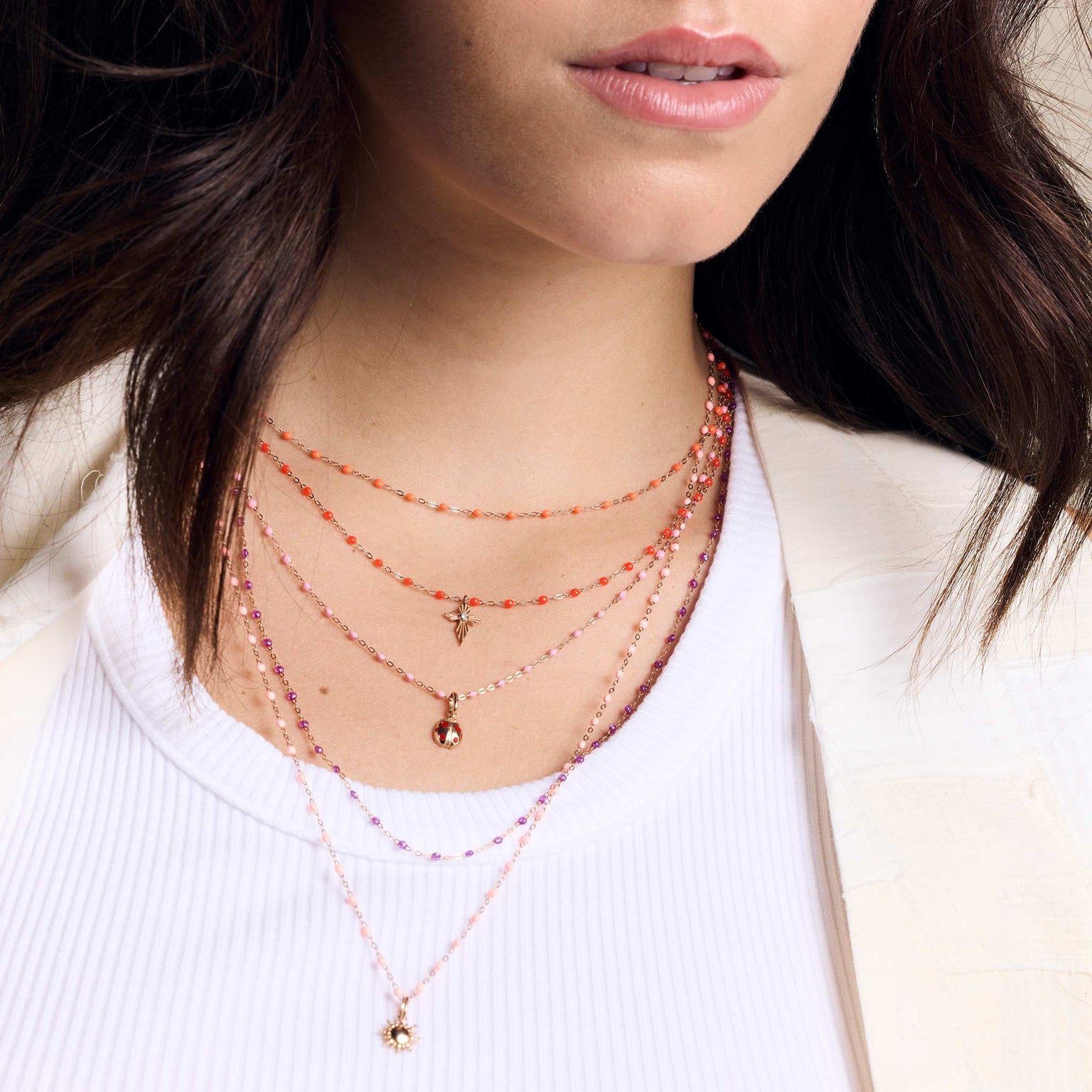 Photo du cou d'une femme portant des colliers et des pendentifs Gigi Clozeau 