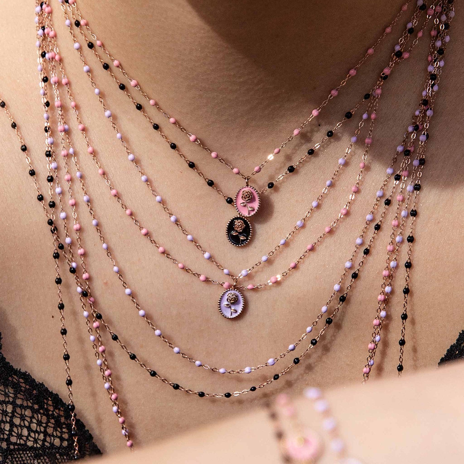 Gigi Clozeau - Collar Rose resina fucsia, oro amarillo, 42 cm